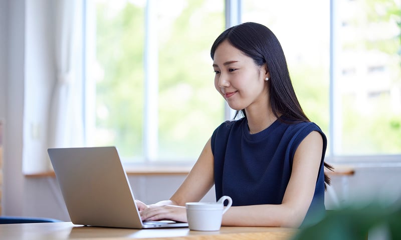 一人の女性が、在宅でテレワークを行っている図